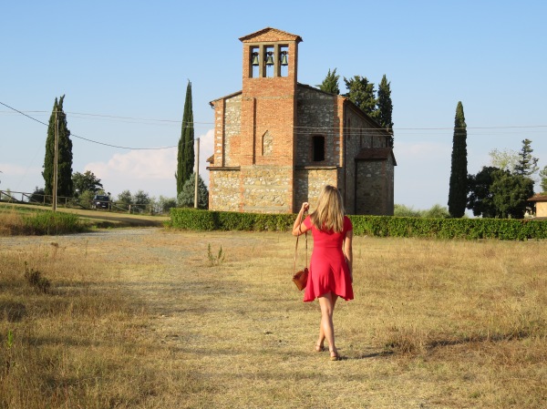 girl-walking-to-old-church-in-Tuscany